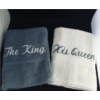 Kép 1/3 - The King - His Queen páros törölköző - fehér szürke  - Páros ajándék szerelmeseknek