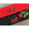 Kép 2/2 - Mr. és Mrs. páros törölköző - Fekete -Piros színű - Páros ajándékok - Szerelmes ajándékok