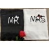 Kép 1/2 - Mr. és Mrs. páros törölköző - Fekete - fehér - Szerelmes ajándékok - Páros ajándékok