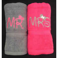 Mr. és Mrs. páros törölköző - Szürke - pink - Szerelmes ajándékok - Páros ajándékok