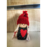 Téli figura- piros sapkában, szívvel, lány - Ajándék ötlet karácsonyra