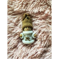 Téli figura-Fehér ruhában, barna sapkába