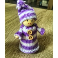 Téli figura-Lila és fehér csíkos ruhá