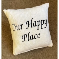 Hímzett párna - Our Happy Place krémszínű
