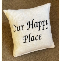 Hímzett párna - Our Happy Place krémszínű - Motívácios ajándék
