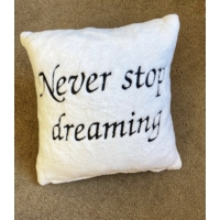 Hímzett párna - Never stop dreaming fehér - Motivációs ajándék barátnak barátnőnek