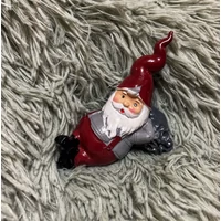 Figura-Mikulás piros sapkában