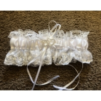 Harisnyakötő fehér  színű szívecskés  - Ajándék ötlet lánybúcsúra - Esküvőre