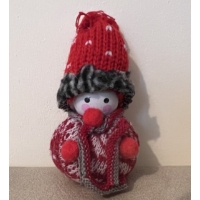 Karácsonyi figura-Piros Szürke  mintás  ruhában, piros  mintás sapkában fiú