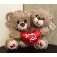 Ölelkező plüss maci pár barna színű 20cm Piros szívet fog - Szerelmes Ajándék - Valentin napi ajándék