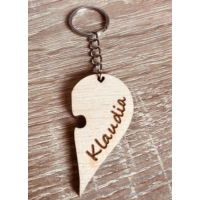 Gravírozott neves fa kulcstartó - Klaudia - Páros ajándék