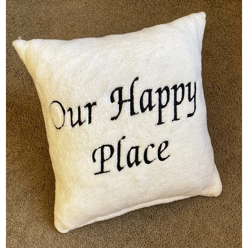 Hímzett párna - Our Happy Place krémszínű