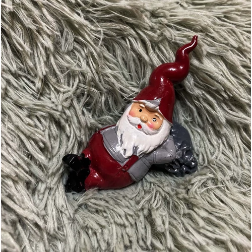 Figura-Mikulás piros sapkában