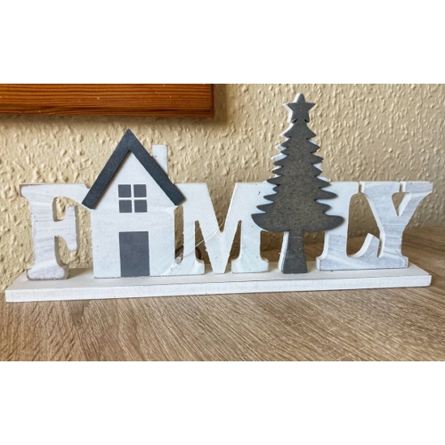 Family felirat fehér ház +fenyő