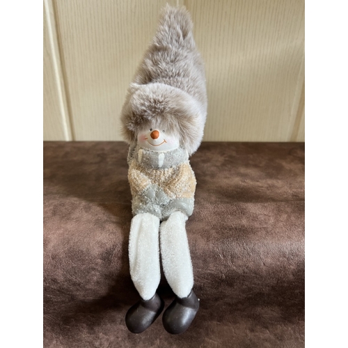 Lógó lábú gyerek  figura sapkában 2 ajándékkal - Ajándék ötlet karácsonyra