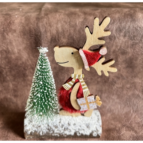 Rénszarvas fenyőfával fa talpon piros - Ajándékötlet karácsonyra