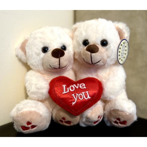 Ölelkező plüss maci pár bézs színű 20cm Piros szívet fog - Szerelmes Ajándék - Valentin napi ajándék