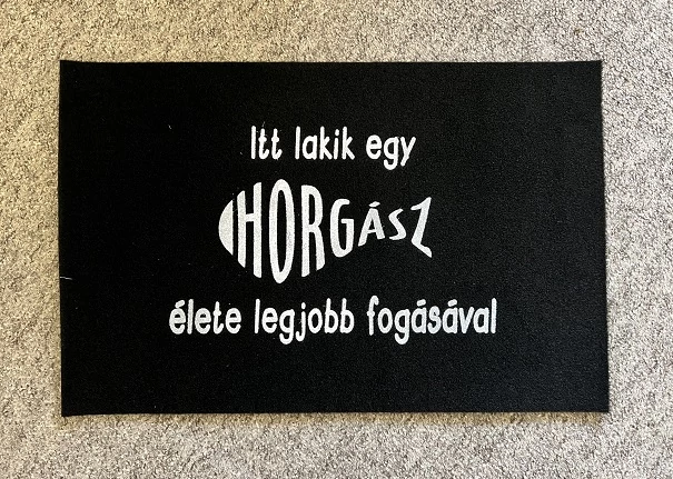 Lábtörlő-Itt lakik egy horgász… - Ajándék ötlet horgásznak