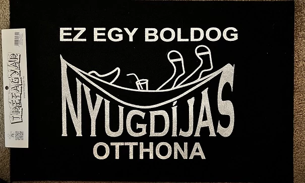 Lábtörlő - Ez egy boldog nyugdíjas otthona - Ajándék Nyugdíjasnak