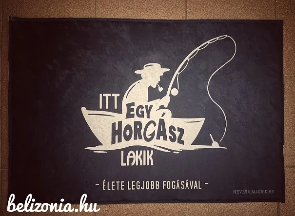 Lábtörlő -Itt egy horgász lakik 2- Ajándék ötlet horgászoknak