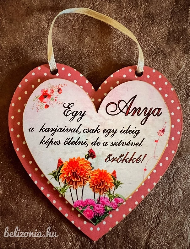 Hűtőmágnes - Szív alakú  Egy Anya a karjaival - Anyák napi ajándék - Ajándék Anyának