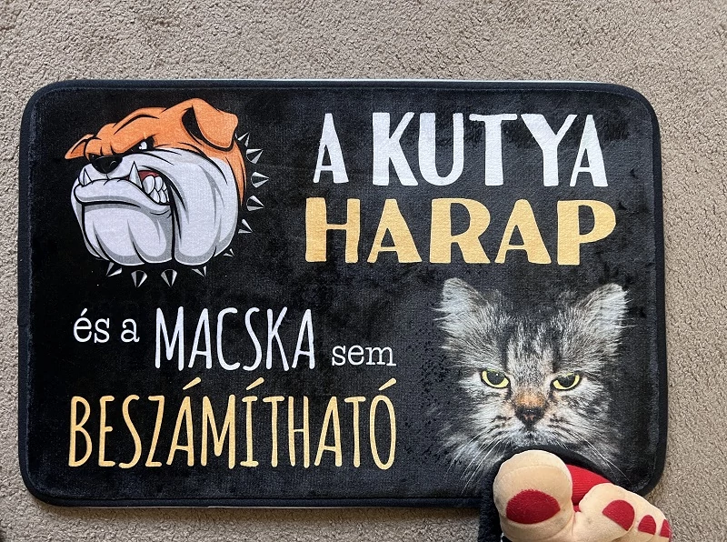 Vicces lábtörlő A kutyám harap és a macska sem beszámítható -  Vicces ajándék
