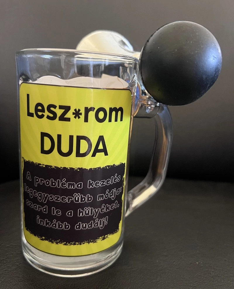 Dudás söröskorsó  - Leszarom duda  - Vicces ajándék férfiaknak